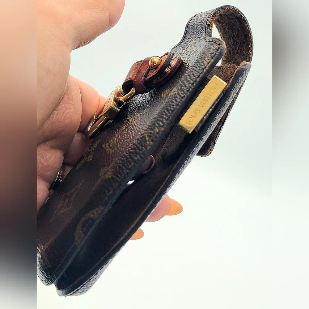 Louis Vuitton Etui International Mobile Phone Case